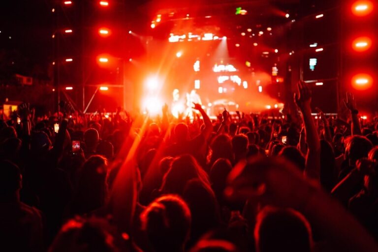 odkryj-magie-light-move-festival-2025-w-lodzi-trzy-dni-niezapomnianych-wizualnych-doznan