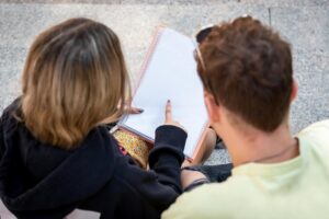 policjanci-w-lodzi-mlodziez-uczy-sie-bezpieczenstwa-i-odpowiedzialnosci-prawnej