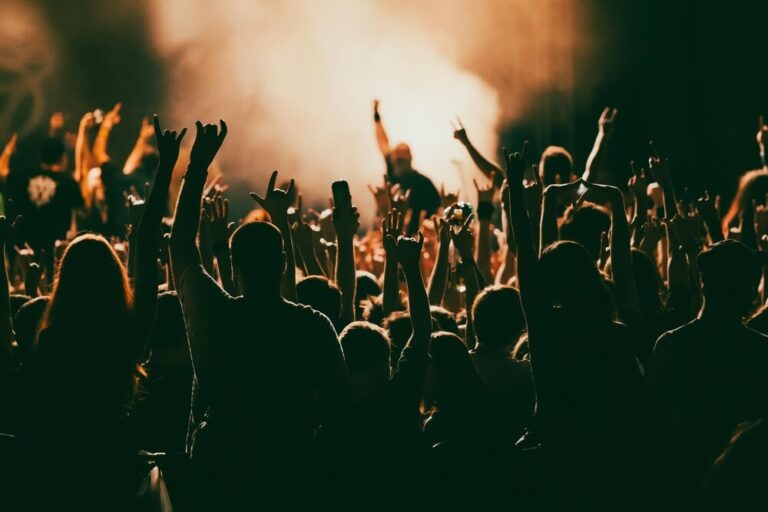 ----dzkie-dla-kultury--maciej-tubis-zagra-dla-nas--auto-1807