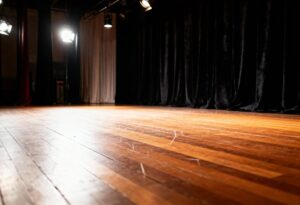 odkryj-fascynuj--c---histori-------dzkich-teatr--w-auto-6454