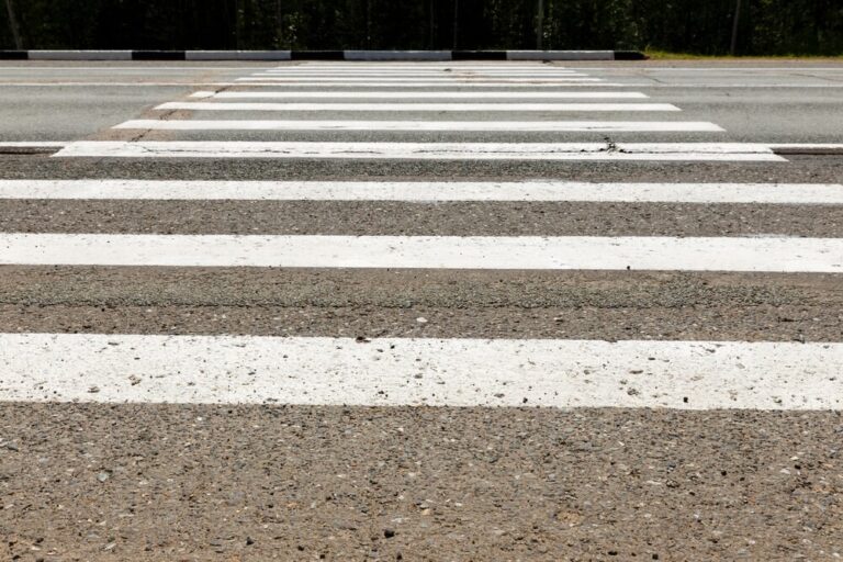 policjanci-ruchu-drogowego-o-bezpiecze--stwie-z-uc-auto-6033