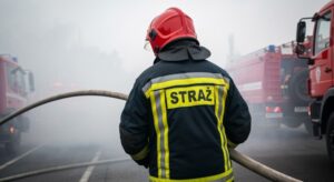 policjantka-po-s--u--bie-ruszy--a-na-pomoc-i-ugasi-auto-1184