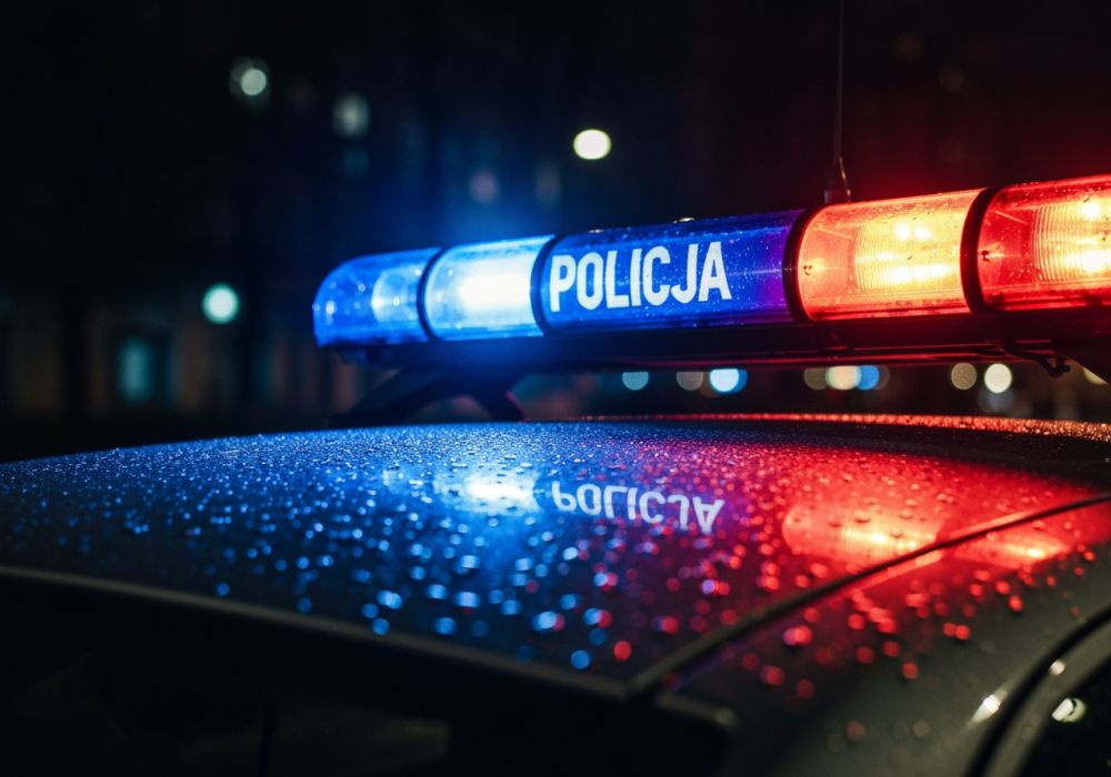 policjant-po-s--u--bie-pom--g---w-zatrzymaniu-skle-auto-6903