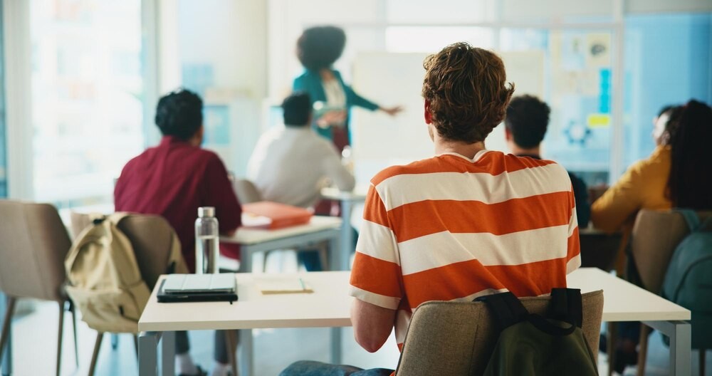 policjantka-odwiedzi--a-dzieci-w-publicznym-przeds-auto-3549