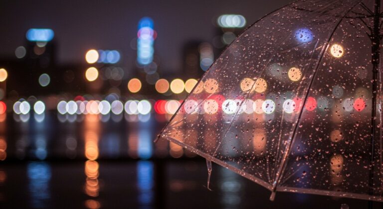 intensywne-opady-deszczu--imgw-ostrzega-przed-nieb-auto-5133