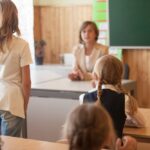 pierwszoklasi--ci-z-ostrowa-z--o--yli-uroczyste----auto-3525