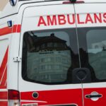 policjanci-przypominaj---o-bezpiecze--stwie-podcza-auto-941