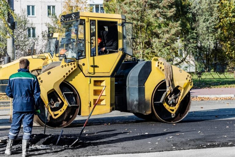 dw-716-zyska-nowy-asfalt--trwaj---prace-w-woli-mos-auto-3095