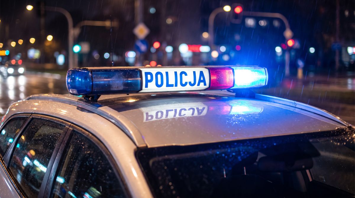 31-latek-w-r--kach-----dzkich-policjant--w-auto-11533