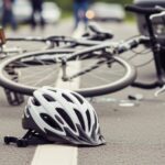 rowerzystka-wjecha--a-na-przej--cie-dla-pieszych-i-auto-5801