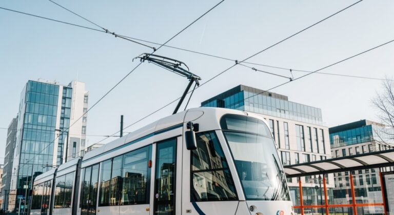 zmiany-tras-tramwajowych-w---odzi-od-5-pa--dzierni-auto-2650